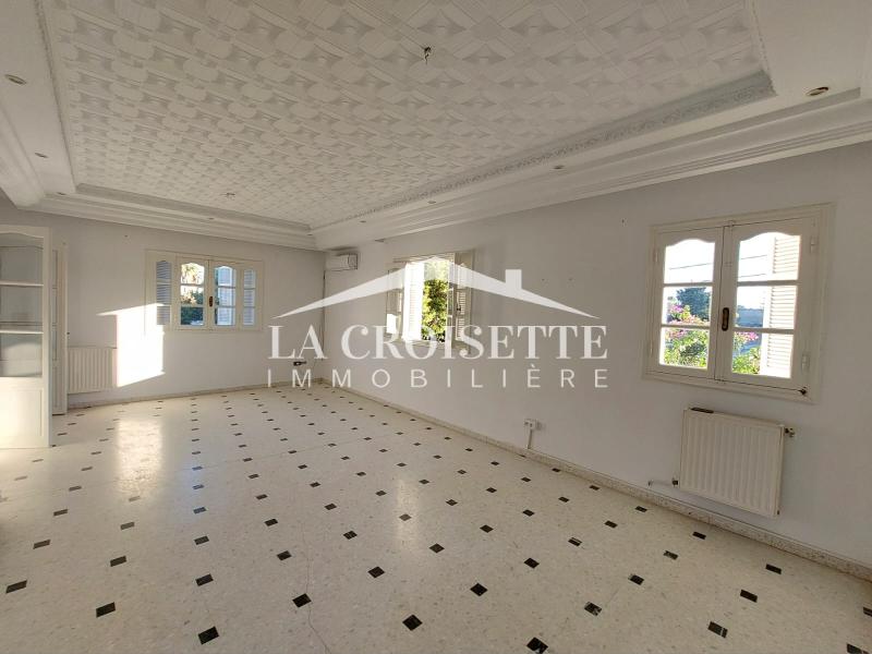 Etage de villa S+3 à La Marsa